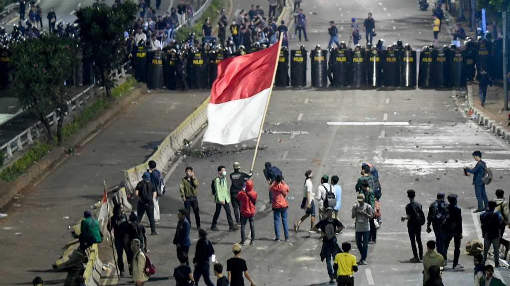 Bentrok Massa vs Polisi Sedang Berlangsung, Perempatan Slipi Memanas!