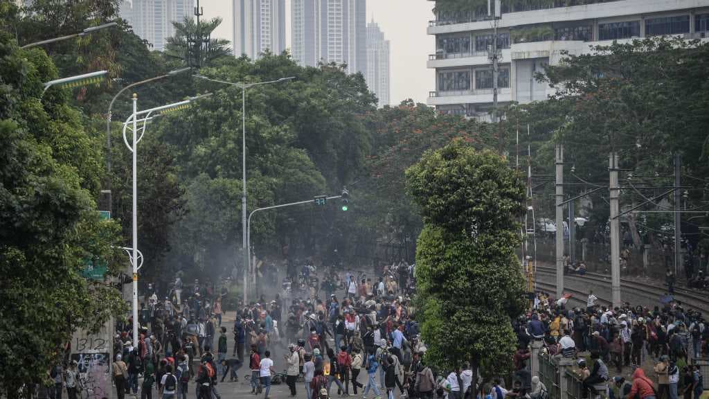 Ratusan Pelajar Lempari Polisi dengan Batu di Dekat Gedung DPR
