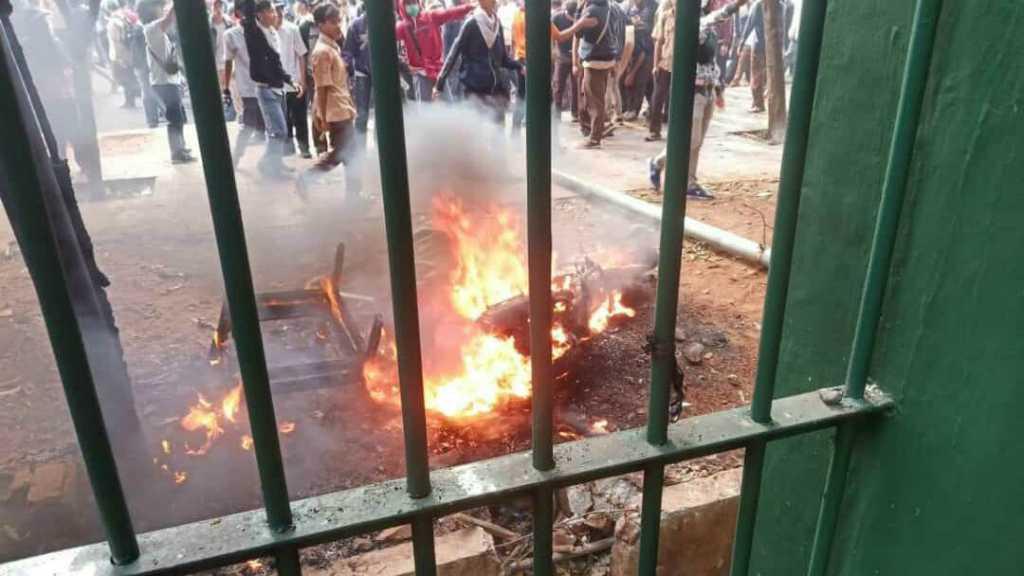 Motor Wartawan Dibakar Massa di Belakang Gedung DPR, Begini Kronologisnya