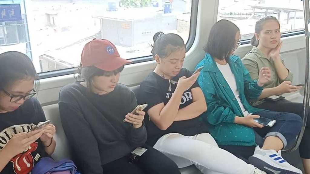 Kursi Tanpa Busa LRT Jadi Kontroversi, Menurut Kamu?