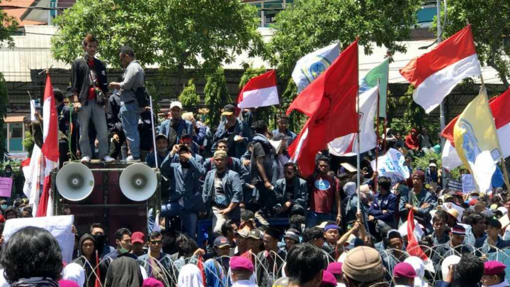 Salawat Iringi Mahasiswa, Buruh hingga Pelajar Geruduk Kantor DPRD Jatim