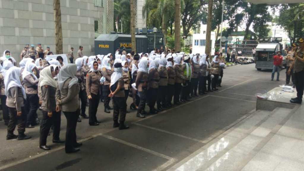Ada Polwan Berhijab Putih Kawal Aksi Massa di Gedung DPRD Sumut