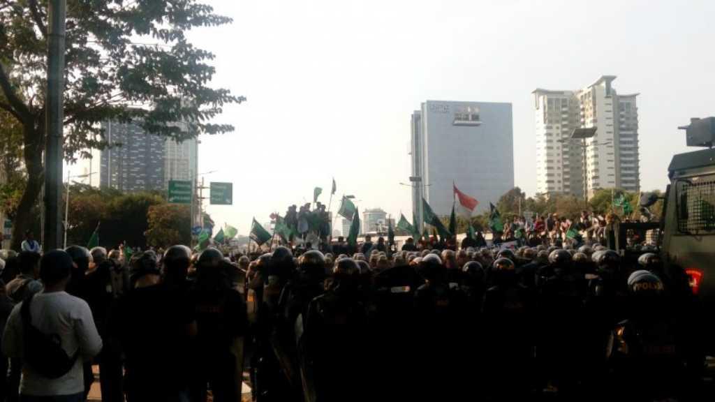 Massa HMI Coba Terobos Barikade Polisi ke Gedung DPR: Buka, Buka Jalannya!