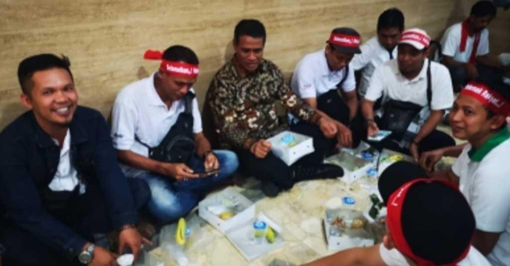 Cerita di Balik Nasi Kotak dan Lesehan Antara Menteri Amran dan Petenak