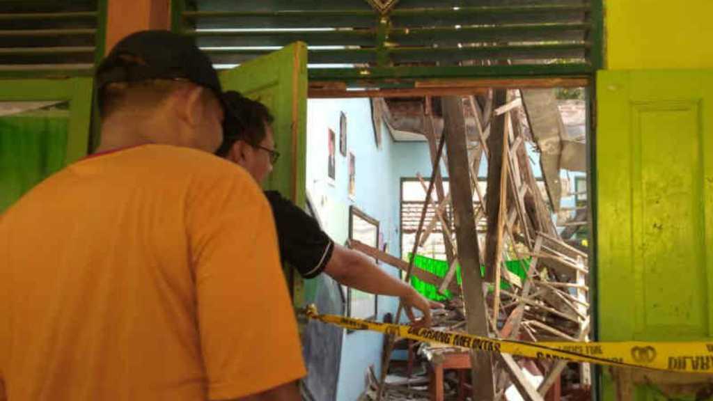 Dua Ruang Kelas Ambruk saat Jam Pelajaran, 14 Siswa SMP Alami Luka Berat