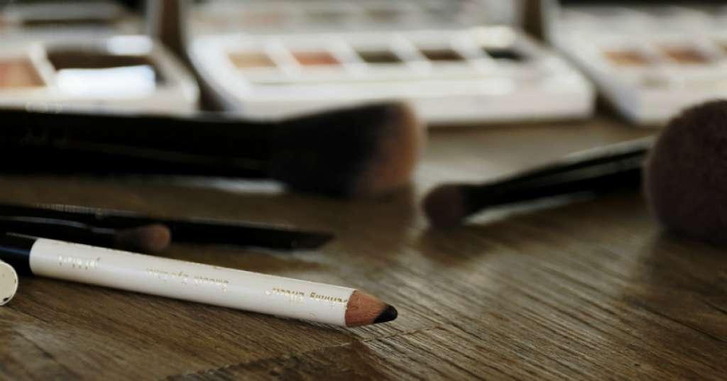 Tutorial Membuat Eyeliner ala Gigi Hadid