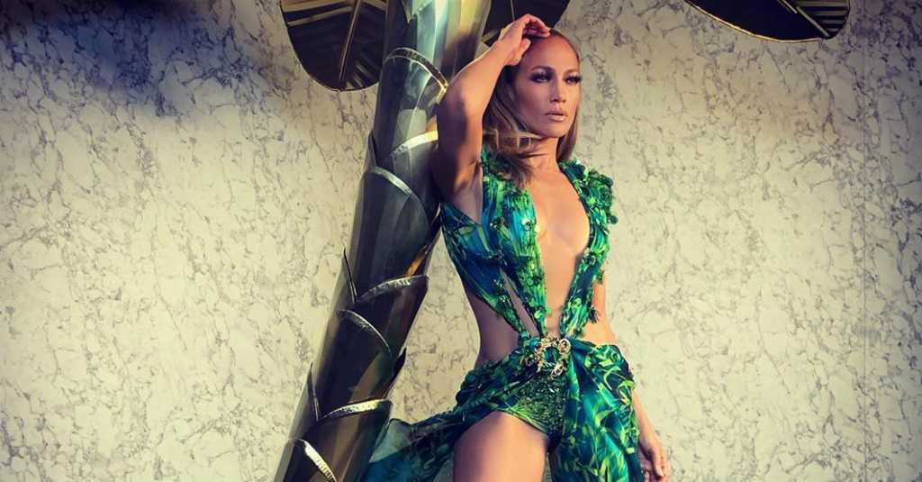 Gaun Hijau Fenomenal Jennifer Lopez Kini Bisa Dibeli