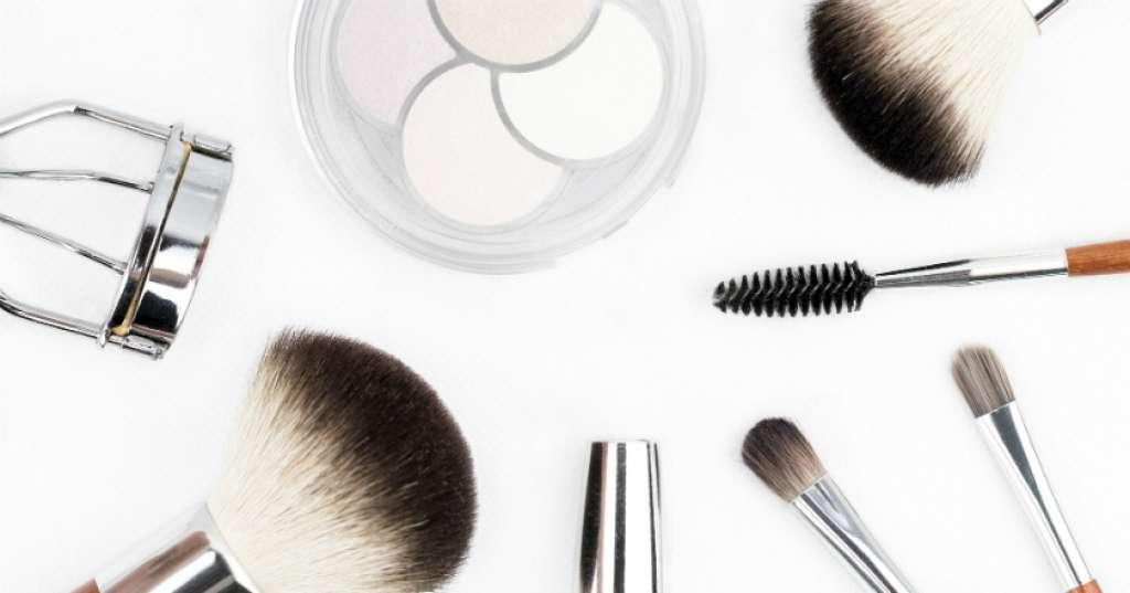 8 Tips Riasan Sederhana untuk Wanita yang Sering Beraktivitas di Luar