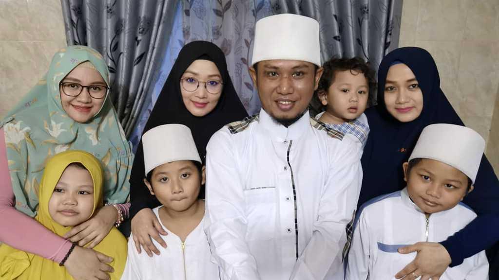 Bawa 3 Istri ke Pelantikan, Anggota DPR Ini Klaim Jadi Contoh yang Baik!