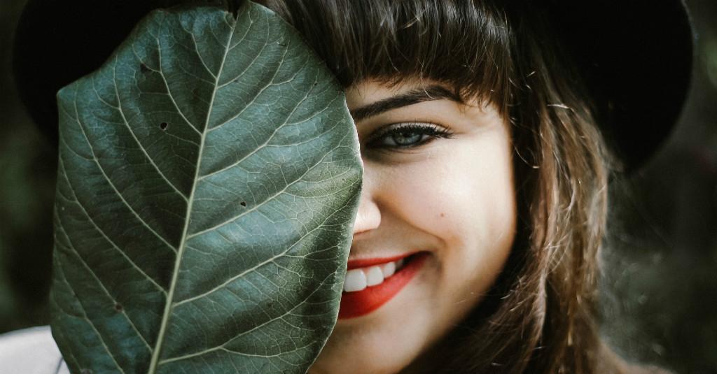 Ini Trik Sederhana Sembunyikan Kantong Mata Pakai Riasan, Coba Deh!