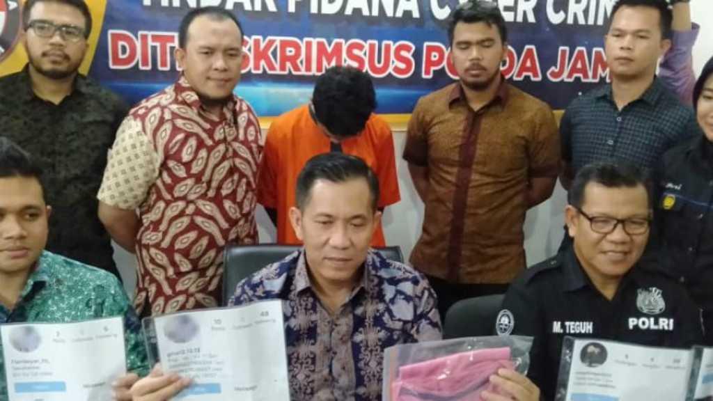 Sakit Hati Diputusin, Pria Ini Sebar Foto Bugil Mantan Pacar di Instagram
