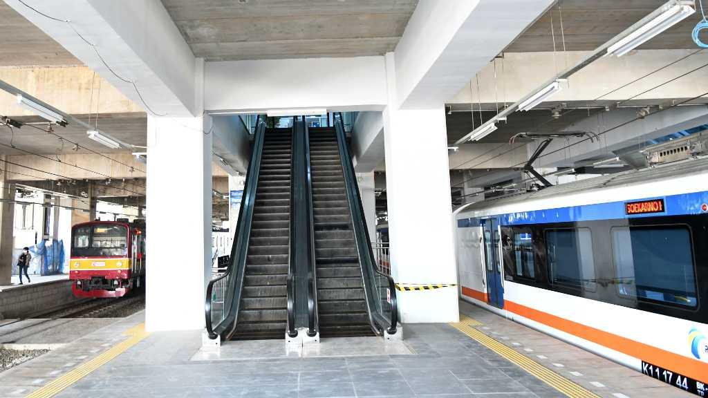 Menhub Budi Tinjau Langsung Soft Launching KA Bandara di Stasiun Manggarai