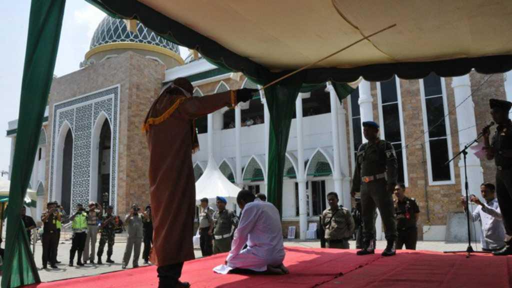 4 Terpidana Judi di Aceh Jalani Hukum Cambuk, 1 di Antaranya PNS