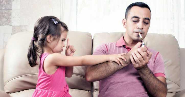 Orangtua Perokok Berisiko Tularkan Kebiasaan Merokok pada Anak