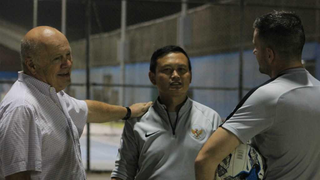 Momen Menarik Saat Mantan Pelatih Datangi Latihan Timnas Indonesia di Dubai