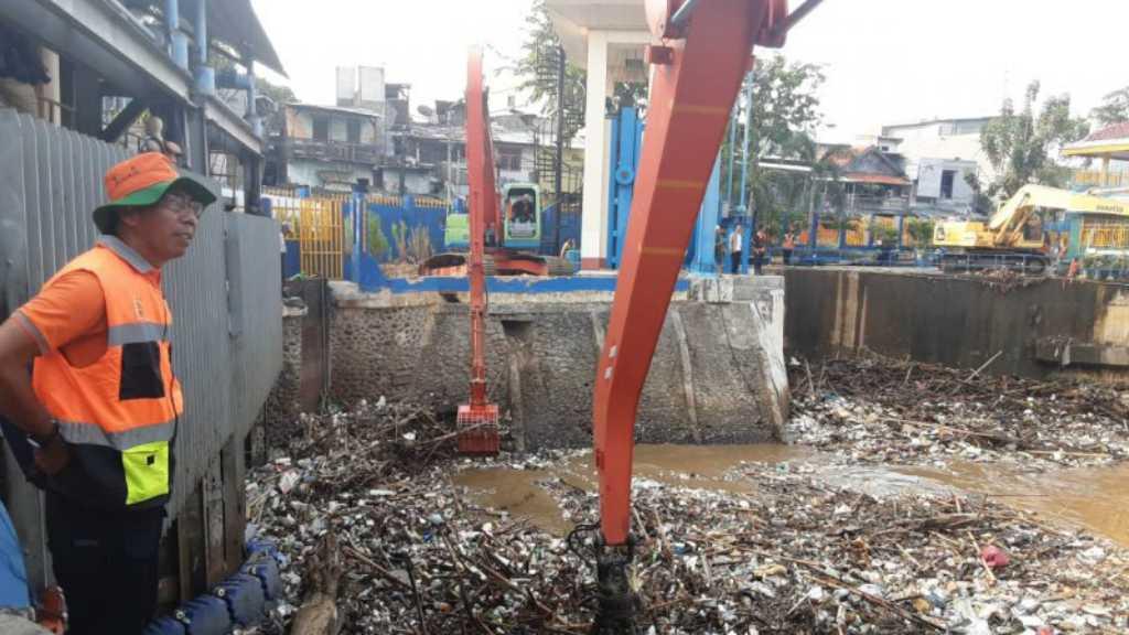 Antisipasi Banjir, Petugas Pintu Air Manggarai Telah Bersiaga Sebulan Lalu