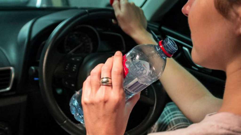 Coba Deh, Ada yang Berani Minum Air saat Menyetir Kendaraan?
