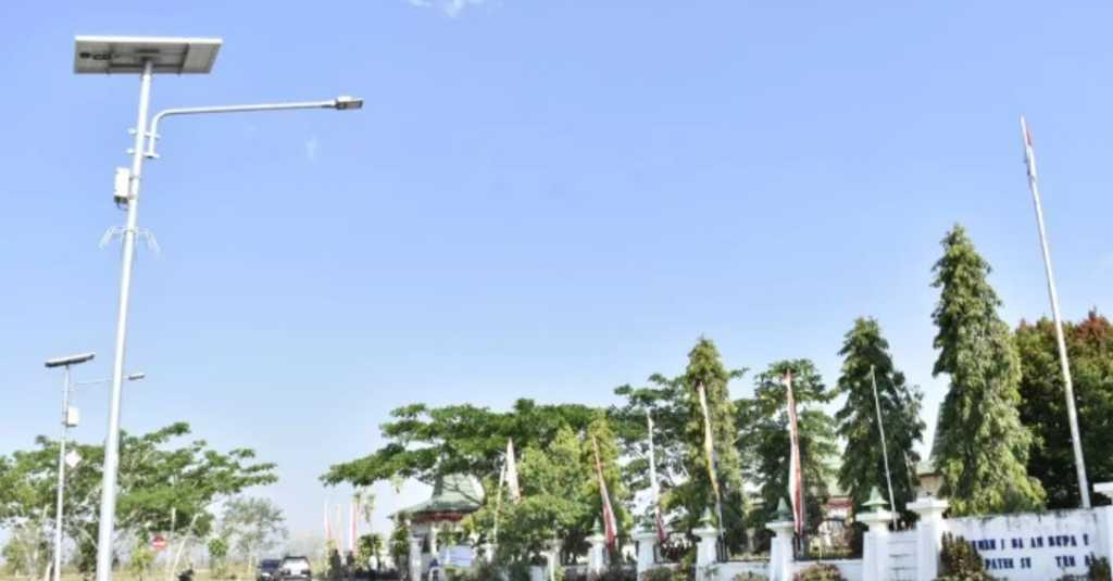 Jangan Takut Gelap, Sudah Ada 200 PJU-TS Terangi Aktivitas Adat di NTT