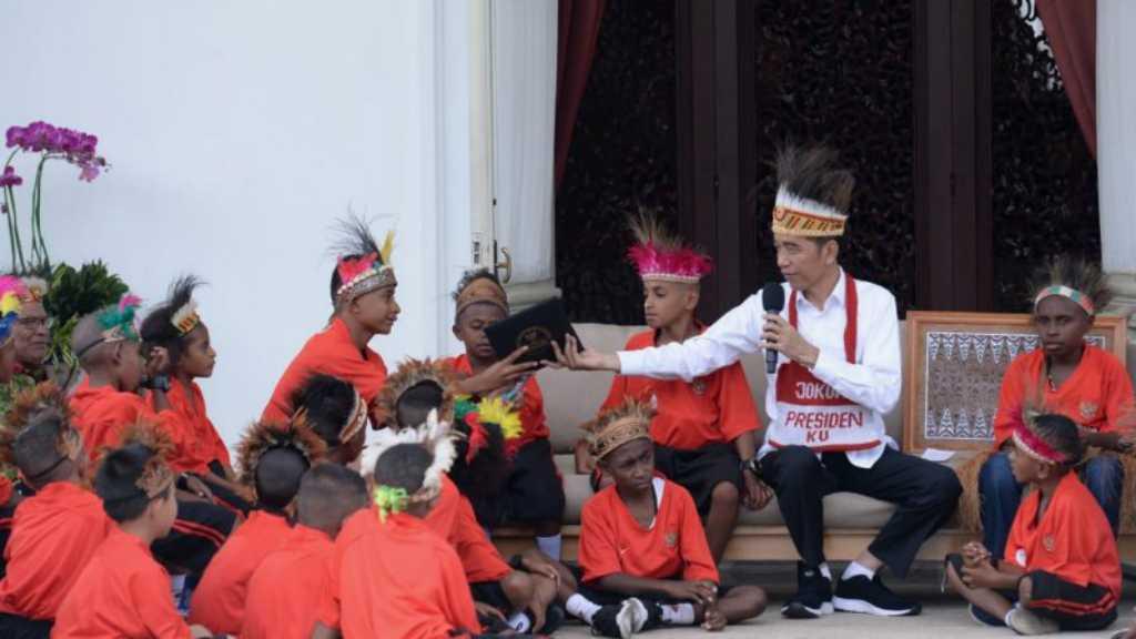 Bertemu 30 Anak Papua, Jokowi Dititipkan Salam dari Pak RT