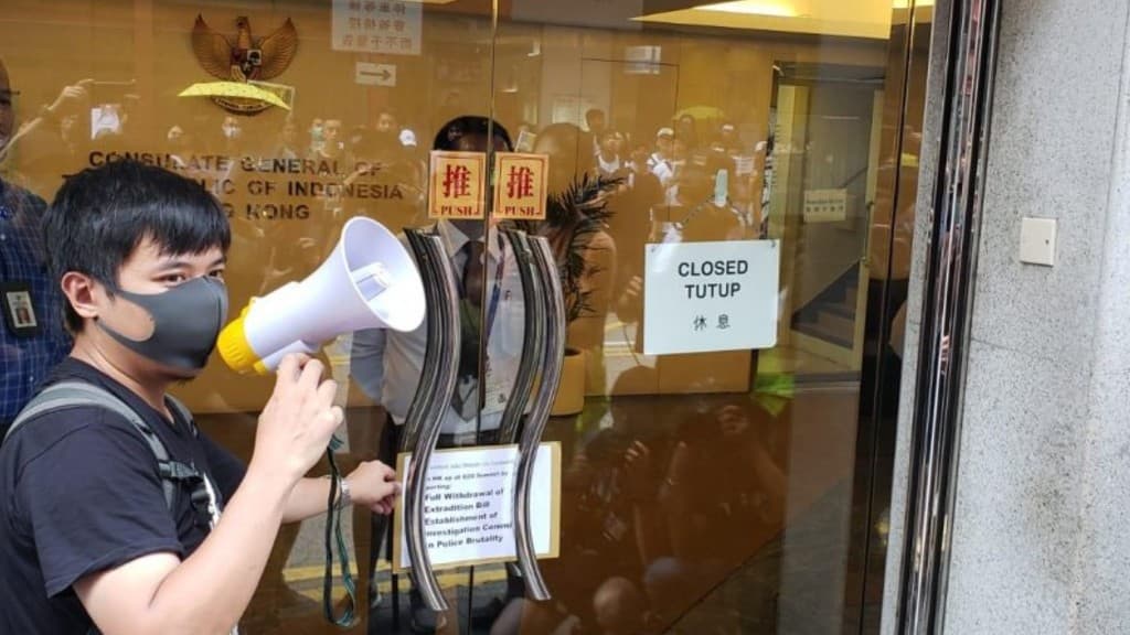 Puluhan Buruh Indonesia Gelar Aksi Protes di Depan Konjen RI di Hong Kong