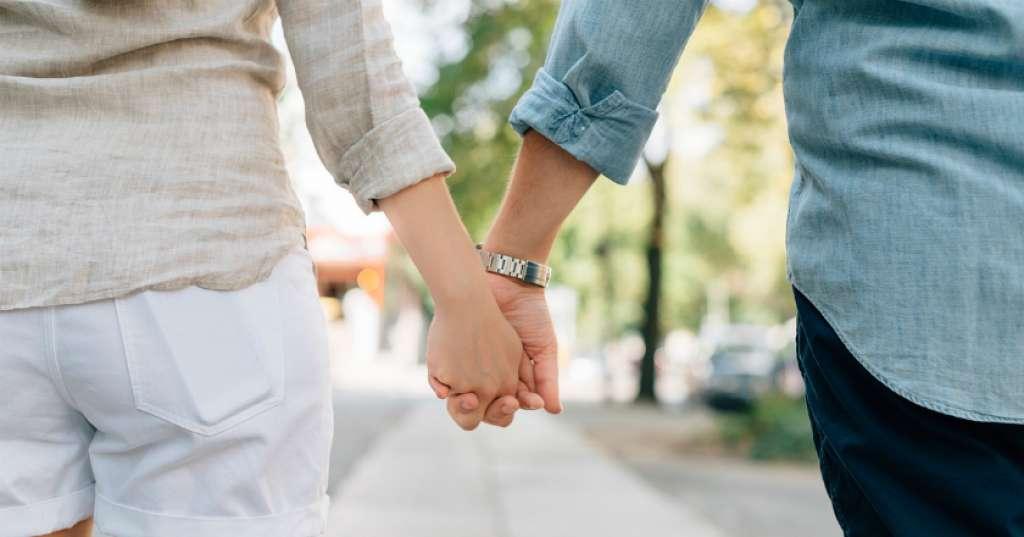 Bukan Merah, Ini Warna yang Bikin Pria Tertarik pada Wanita saat Kencan