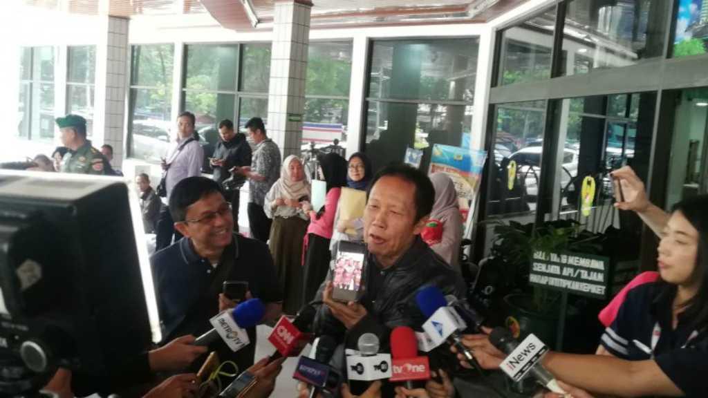 Jenguk Wiranto, Sutiyoso: Dia Sudah Bisa Guyon dan Jalan Tiga Langkah