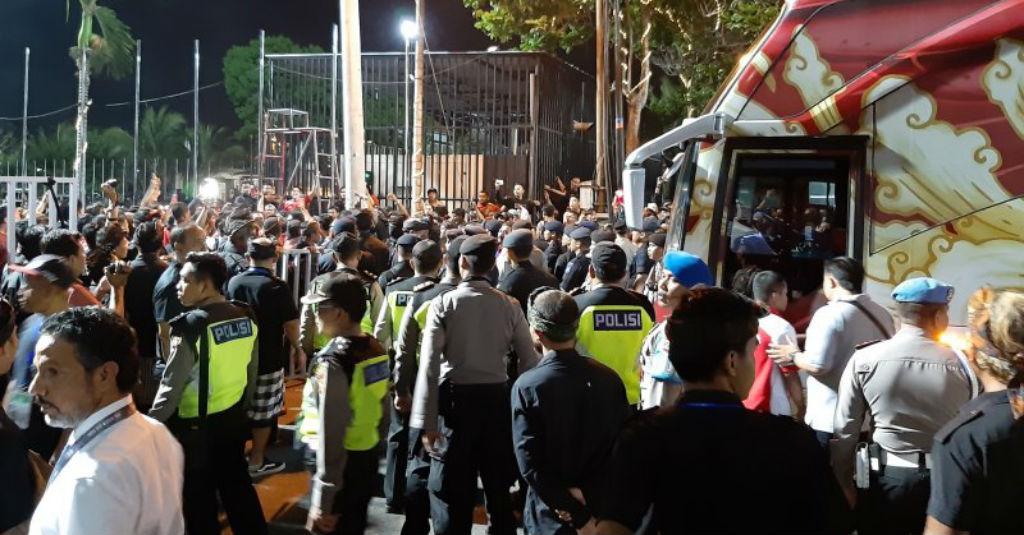 Dibenamkan Vietnam 1-3, Suporter Indonesia Lakukan Unjuk Rasa