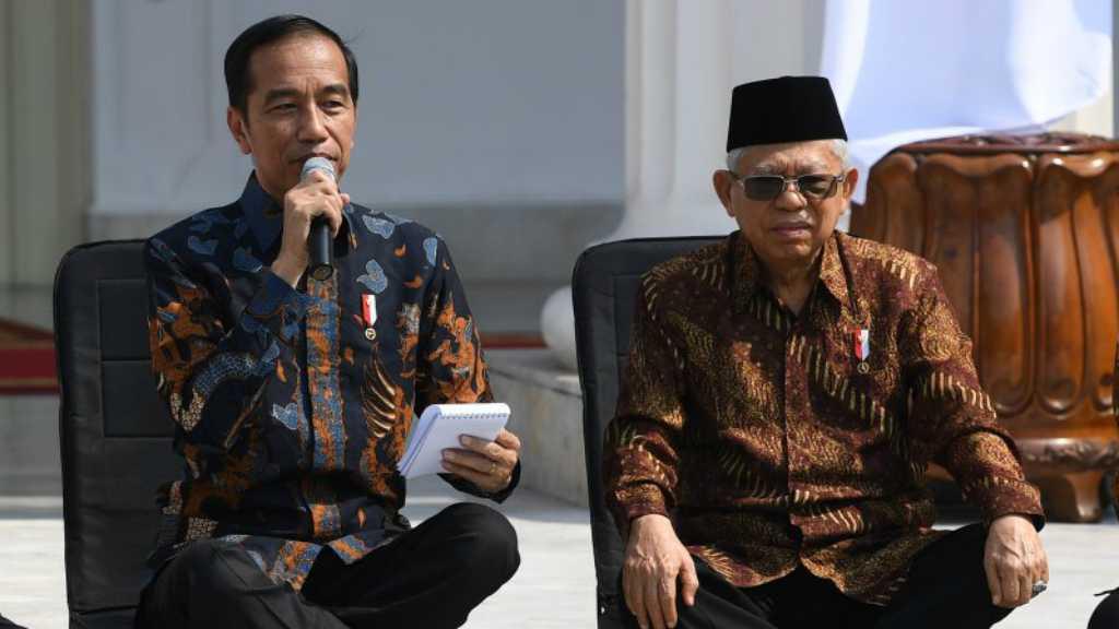 Cara Duduk Jokowi Viral, Pakar: Mungkin Beliau Rajin Peregangan dan Yoga
