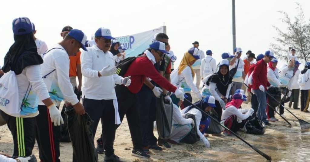 Penanggungan Tumpahan Minyak, Pertamina Bersihkan Pantai Untung Jawa