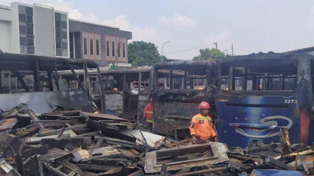16 Bus Hangus Terbakar di Perum Damri Bandung