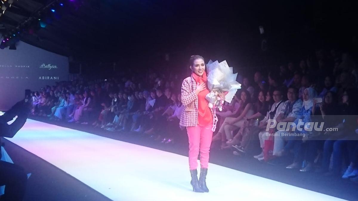 Tak Canggung, Putra Bella Sophie Malah Sapa Penonton Jakarta Fashion Week