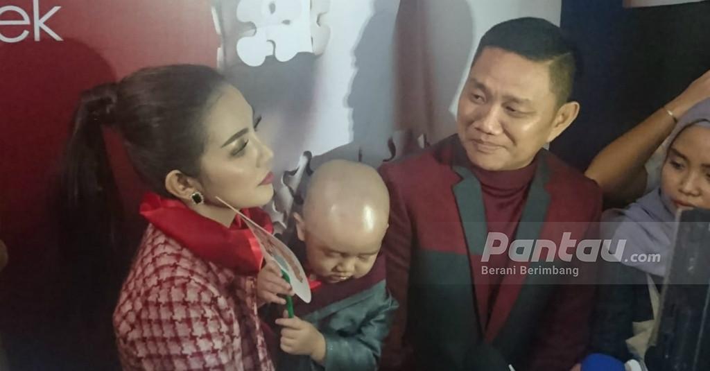 Bella Sophie Libatkan Putranya Saat Pagelaran Busana di JFW 2020