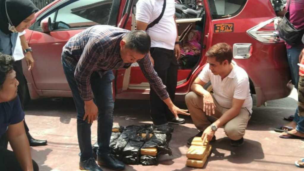 Mobil Mirip Bar Berjalan Digeledah, Ternyata Isinya Puluhan Kilogram Ganja