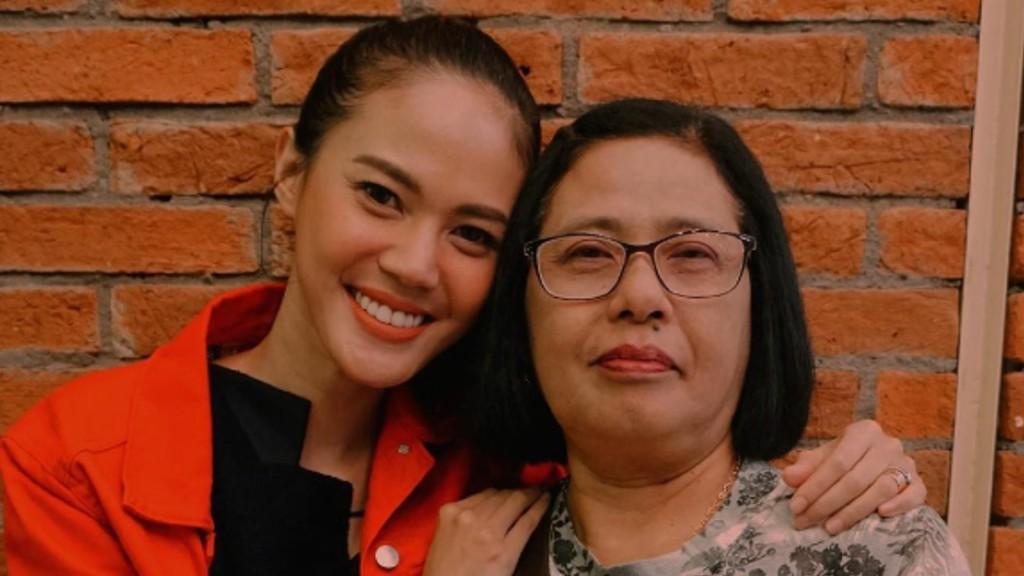 Ajak Sang Ibu Nonton Love For Sale 2, Della Dartyan: Nangis Dia