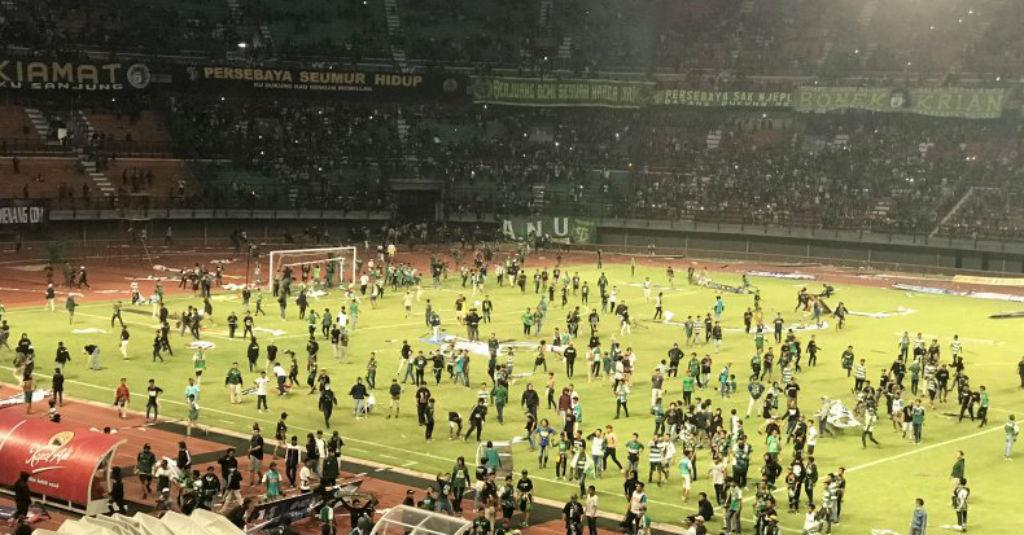 Persebaya Dikalahkan PSS Sleman 2-3, Bonek Ricuh