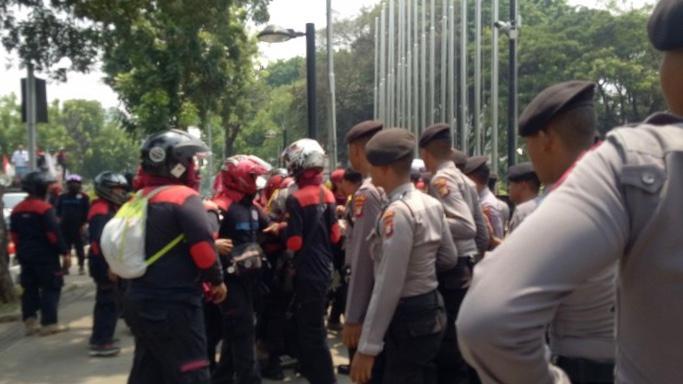 Massa FSPMI Semangat Geruduk Balai Kota, Motor Sampai Lupa Parkir di IRTI