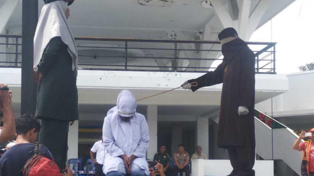 Tiga Pelaku Mesum Jalani Eksekusi Cambuk, Salah Satunya Mahasiswi 18 Tahun