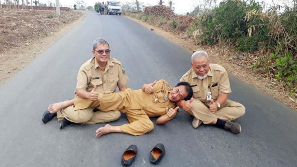 Foto Tiduran di Jalan Dikomen Nyinyir, Bupati Banjarnegara: Cuek Saja!