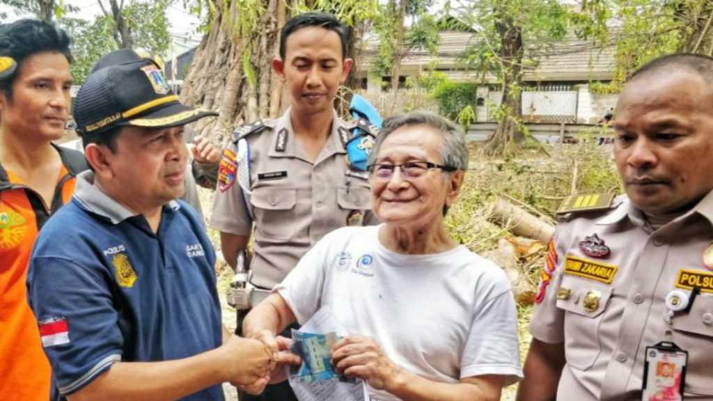 Tertangkap Tangan Buang Sampah Sembarangan, Pria Ini Didenda Rp250 Ribu