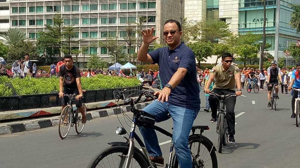 Tinjau Penataan PKL di Car Free Day, Anies Keliling Bersepeda