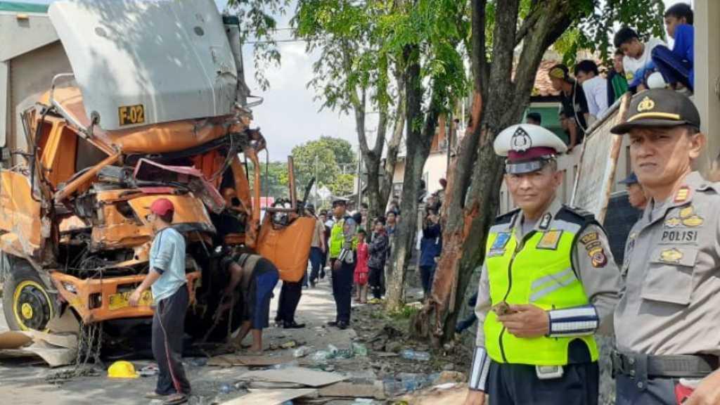Rem Blong, Truk Kontainer Tabrak Sejumlah Kendaraan di Cianjur