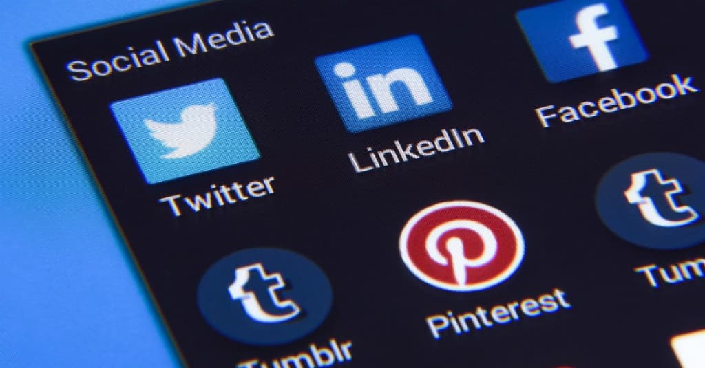 Kemkominfo Godok Aturan, Facebook dan Twitter Terancam Denda Rp500 Juta