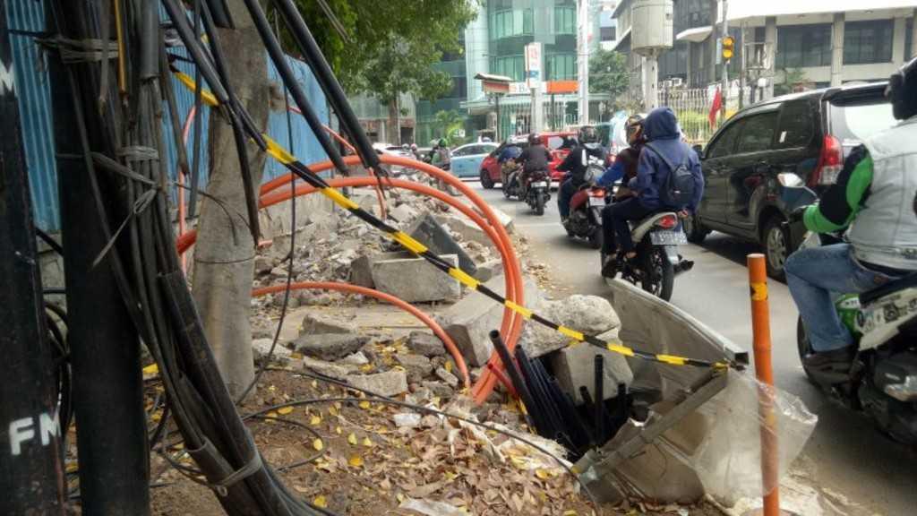 Pemasangan Kabel Bawah Tanah di Cikini Semrawut, Warga: Ganggu Banget!