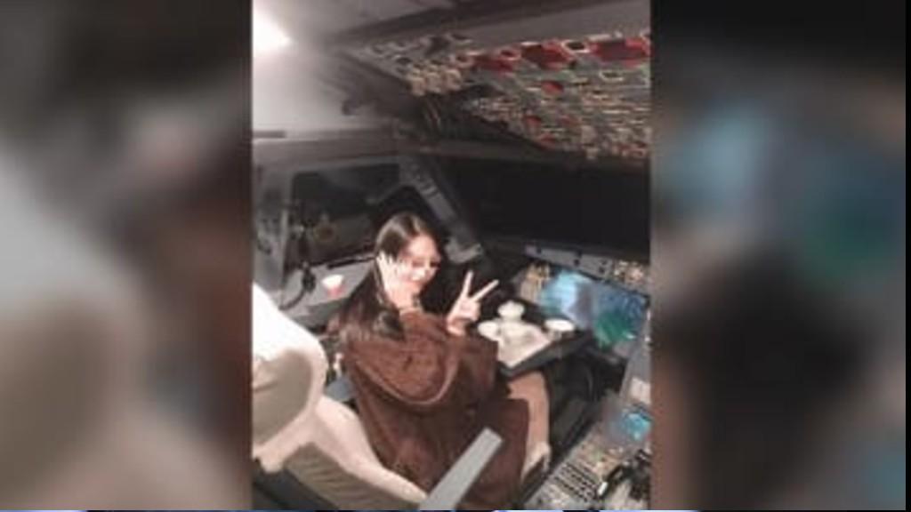 Bawa Wanita ke Kokpit, Pilot Maskapai China Dilarang Terbang Seumur Hidup