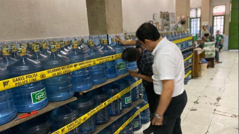 Polda Sumbar Segel Pabrik dan Gudang AMDK Merek SMS karena Melanggar