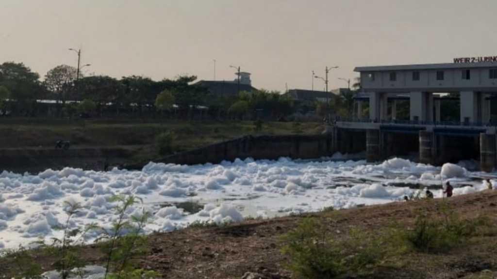 Busa Mirip Salju Padati Sungai BKT, Ini Penjelasan Dinas Lingkungan Hidup