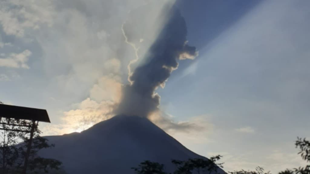 Gunung Merapi Keluarkan Awan Panas (Lagi), Kali Ini Setinggi 1.500 Meter