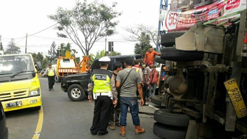 Rem Blong, Truk Boks Hantam Mobil Pribadi di Jalan Raya Puncak-Cipanas