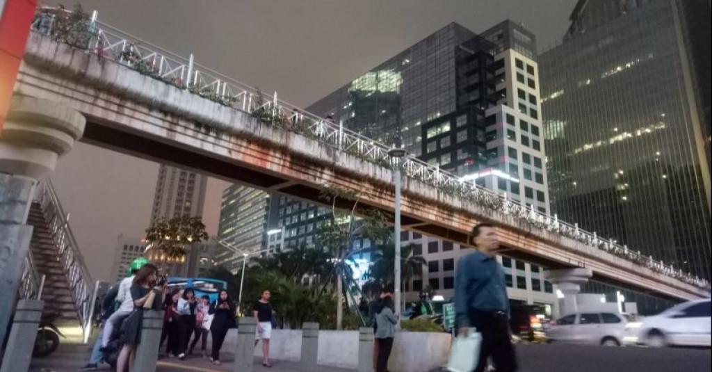 Viral JPO Sudirman Rusak Gara-gara Skateboard dan Otopet Listrik