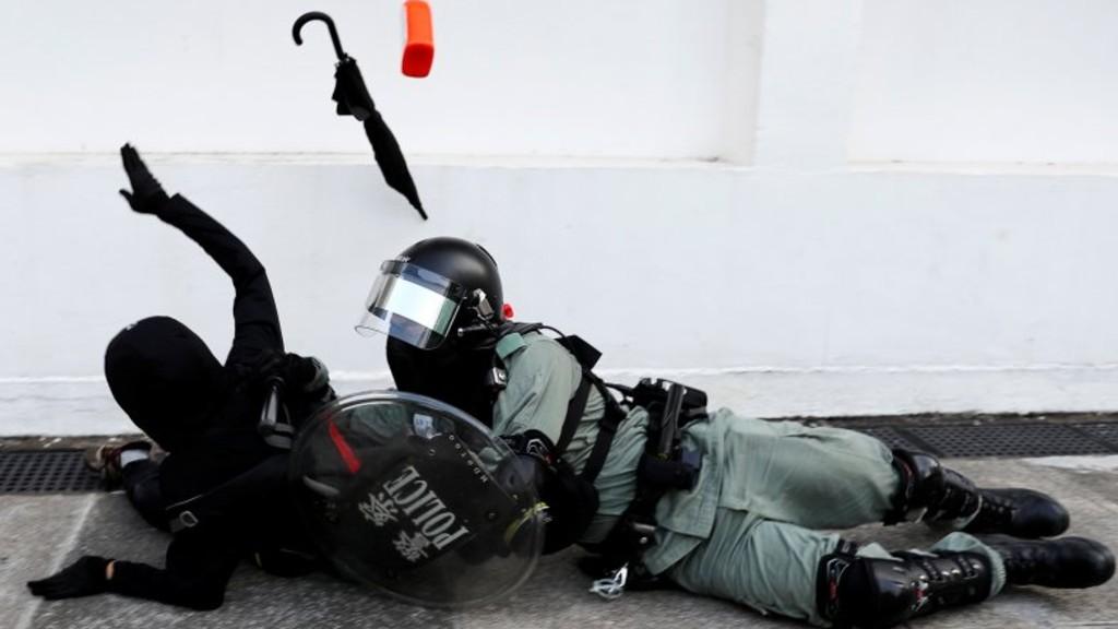 Polisi Anti Huru Hara di Hong Kong Tembakkan Gas Air Mata ke Dalam Kampus
